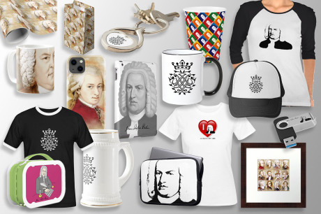 The music gift Bach calendar is a landscape wall calendar. On the left in the upper part is the date of the year, below that is a violin. On the right is a historic postcard with JSB, the title is in gold letters.